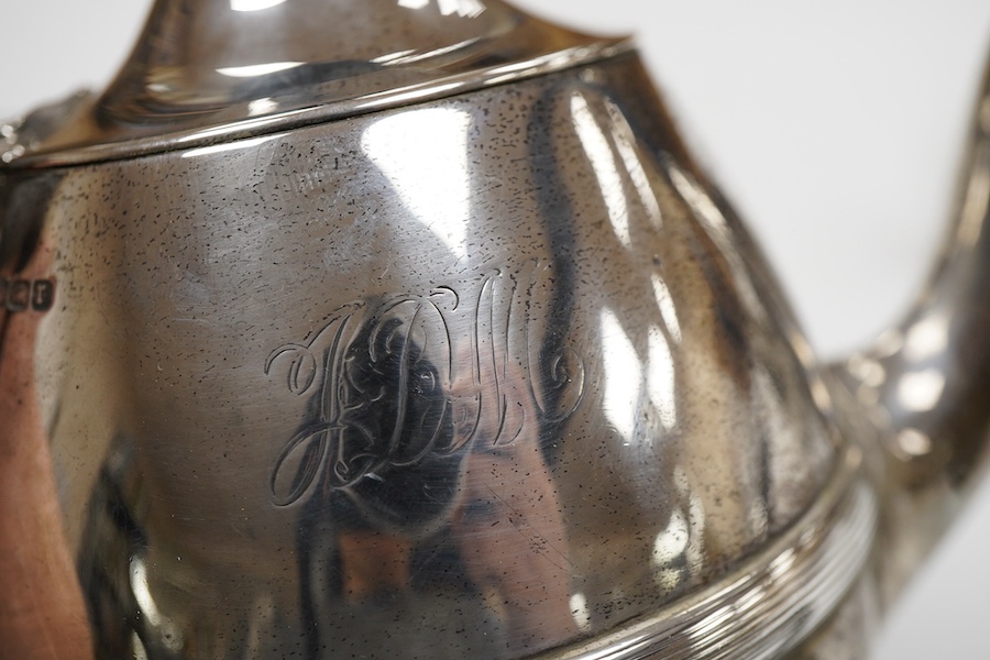 An Edwardian silver three piece bachelor's tea set, with reeded band, by Henry Stratford Ltd, Sheffield, 1909, gross weight 19oz.